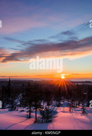 Winter Sonnenaufgang in Finnland Stockfoto