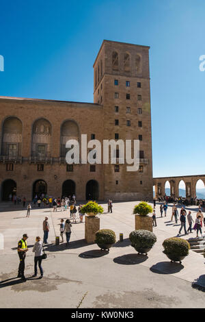 Besucher sammeln außerhalb der Santa Maria de Montserrat Kloster Montserrat, Spanien Stockfoto