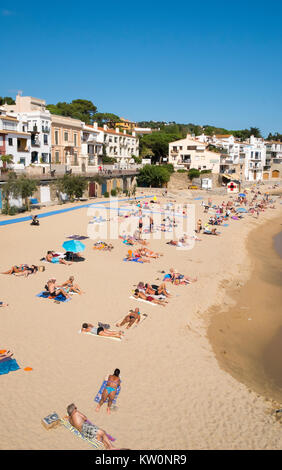 Sonnenanbeter am Strand entspannen Sie sich in Calella de Parafrugell, entlang der Costa Brava, Spanien Stockfoto