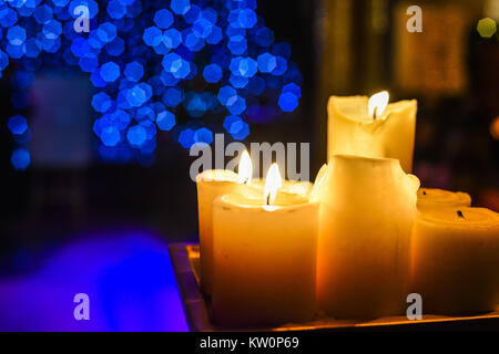 Kerzen Licht. Abstrakt Kerze Hintergrund. Goldenen Licht der Kerze. Stockfoto