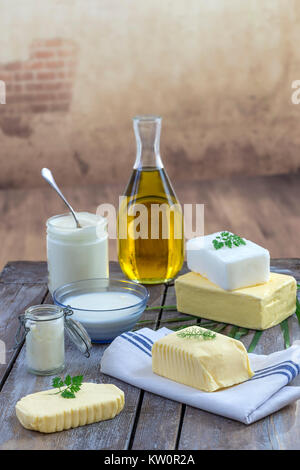 Essen Fette und Öle: Satz von Milchprodukten und Öl und tierischen Fetten auf einem hölzernen Hintergrund Stockfoto