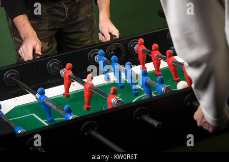 Zwei Mann spielt Tischfußball Spiel Stockfoto