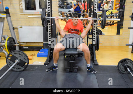 Stanica Poltavskaya, Russland - Dezember 26, 2016: Fitness Halle Stan. Cross Match Konkurrenzen zu den Geburtstag des Gym gewidmet. Turnhalle im Dorf Stockfoto