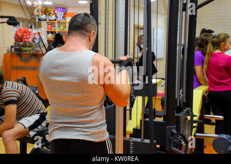 Stanica Poltavskaya, Russland - Dezember 26, 2016: Fitness Halle Stan. Cross Match Konkurrenzen zu den Geburtstag des Gym gewidmet. Turnhalle im Dorf Stockfoto