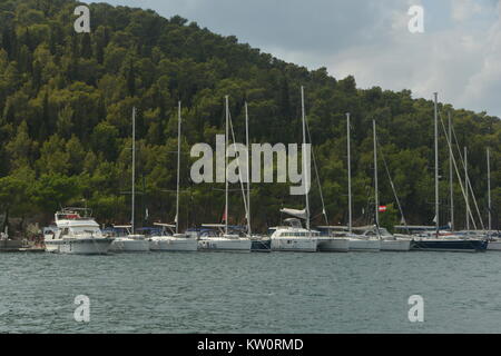 Stadt Sibenik in Kroatien mit Boot Marina und Gebäude in einer landschaftlich reizvollen Lage im Grünen. Stockfoto