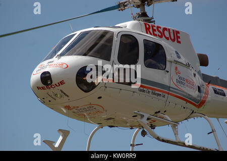 Greymouth, Neuseeland, ca. 2007: Pilot der örtlichen Rettungshubschrauber bereitet zu Land, ca. 2007, in der Nähe von Greymouth, Neuseeland. Stockfoto