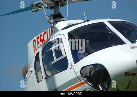 Greymouth, Neuseeland, ca. 2007: Pilot der örtlichen Rettungshubschrauber bereitet zu Land, ca. 2007, in der Nähe von Greymouth, Neuseeland. Stockfoto