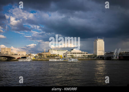 Schwere Wolken über Londoner Southbank mit der Themse, Shell Centre Tower, Royal Festival Hall & Waterloo Bridge. London, Großbritannien Stockfoto