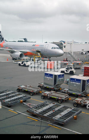 CHRISTCHURCH, NEUSEELAND, ca. 2007: Airbus A320 wartet auf Asphalt für Ihr Gepäck bis etwa 2007 am Internationalen Flughafen Christchurch, New geladen werden Stockfoto