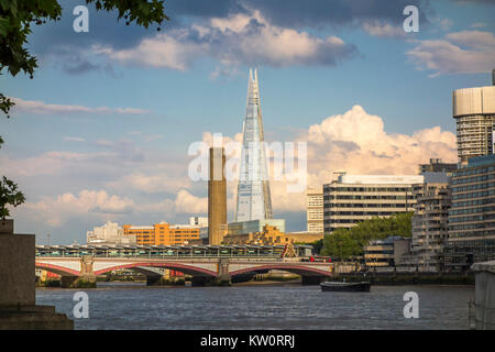 Blick auf die Themse, die Shard, der Tate Modern und der Blackfriars Bridge von der Themse weg, City of London, Großbritannien Stockfoto