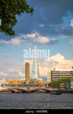 Blick auf die Themse, die Shard, der Tate Modern und der Blackfriars Bridge von der Themse weg, City of London, Großbritannien Stockfoto