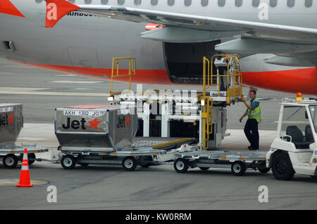 CHRISTCHURCH, NEUSEELAND, ca. 2007: Airbus A320 wartet auf Asphalt für Ihr Gepäck ca. 2007 am Internationalen Flughafen Christchurch geladen werden Stockfoto