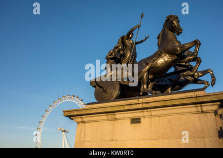 Boadicea und ihre Töchter - Bronze Skulptur von Thomas Thornycroft, Victoria Embankment mit London Eye im Hintergrund, Westminster, London, UK Stockfoto