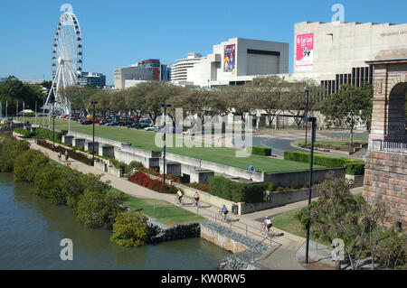 BRISBANE, Australien, 29. SEPTEMBER 2008: Radfahrer fahren an das Kulturzentrum am 29 September, 2008, South Brisbane, Australien Stockfoto