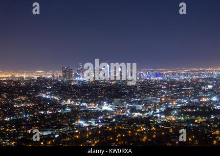 Griffith Observatory Stadt Nacht Blick auf die Innenstadt von Los Angeles. Wunderschöne Aussicht auf Staple Center LA Live Skyline der Stadt mit der Stadt Lichter funkeln LIEBE Stockfoto