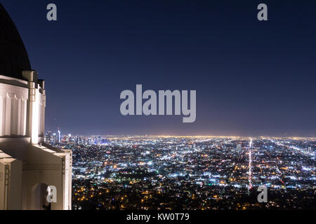 Nacht Zeit Downtown Los Angeles City Bild anzeigen. Bild ist vom Griffith Observatorium mit LA genommen funkeln in der Ferne. LA Live Heftklammern Stockfoto