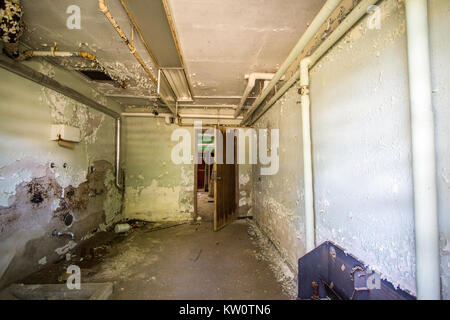 Innenraum des verlassenen Traverse City State Hospital Irrenanstalt. Teile des Campus wurden renoviert und andere bleiben aufgegeben. Stockfoto