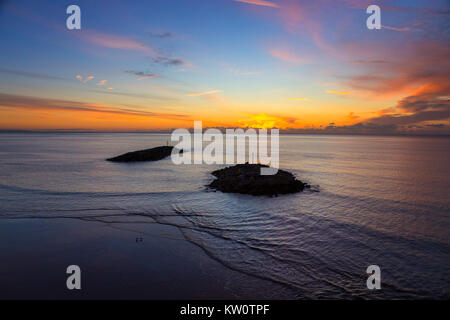 Sonnenaufgang über dem Rock Buhnen in Honiton, Devon, England, UK. Stockfoto