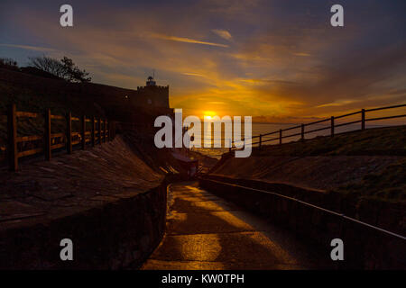 Sonnenaufgang bei Jacob's Ladder, eine Reihe von Stufen hinunter zum West Beach atSidmouth, Devon, England, UK. Stockfoto