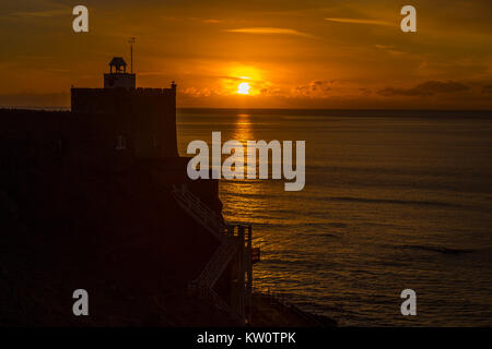 Sonnenaufgang bei Jacob's Ladder, eine Reihe von Stufen hinunter zum West Beach atSidmouth, Devon, England, UK. Stockfoto