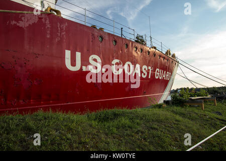 United States Coast Guard Ship. Die US Coast Guard icebreaker Mackinaw ist Schiff, das jetzt als Museum in Mackinaw City, Michigan zurückzog. Stockfoto