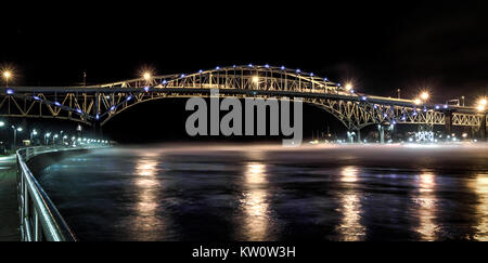 Blue Water Bridge internationale Grenzübergang zwischen Port Huron, Michigan, USA und Sarnia, Ontario ist eine belebte Kreuzung zwischen den USA und Kanada. Stockfoto