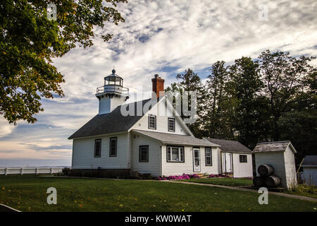 Alte Mission Point Lighthouse in Michigan. Die Alte Mission Point Lighthouse ist eine beliebte Sehenswürdigkeit in Traverse City, Michigan am Lake Michigan. Stockfoto