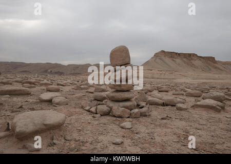 Kartoffeln - geformte Felsen namens "bulbus" einen arabischen Namen für Kartoffeln, die vor 60 Millionen Jahren entstanden sind, wenn der Tethys der Wüste Negev in Tausenden in der Nähe von Mt Zin in Nahal Zin Naturpark in der westlichen auf dem Blachfelde Tal in Hebräisch als Arava oder Aravah in Israel bekannt gefunden abgedeckt Stockfoto