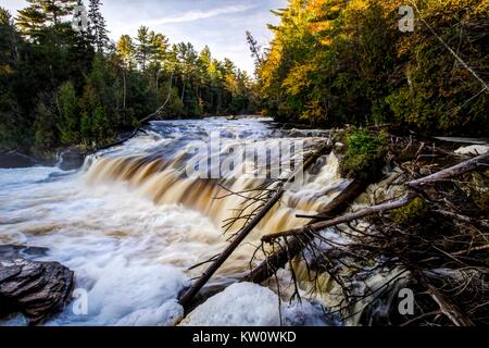 Obere Halbinsel Wasserfall. Malerische unteren Tahquamenon Falls hetzt durch die Wildnis Wald der Oberen Halbinsel von Michigan. Stockfoto