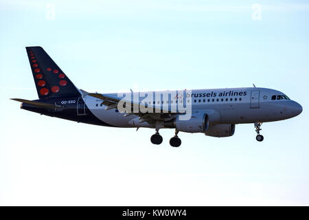 Brussels Airlines Airbus A 319-112 OO-SSQ Ansatz zu landen. Stockfoto
