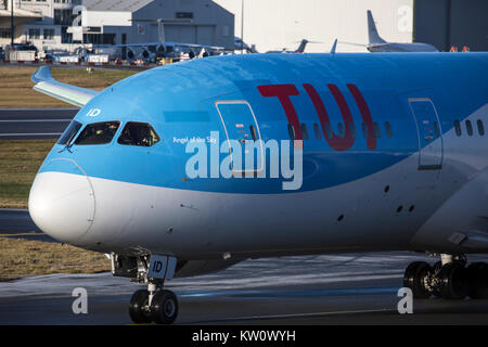 TUI Airways Boeing 787 Dreamliner, G-TUID, am Internationalen Flughafen Birmingham in England. Stockfoto