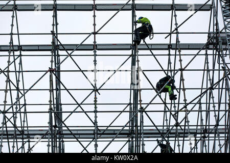 Gerüstbauer bei der Arbeit, eine große Gerüste, Arbeiten in großer Höhe, Stockfoto