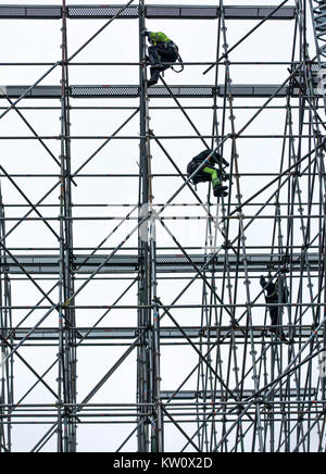 Gerüstbauer bei der Arbeit, eine große Gerüste, Arbeiten in großer Höhe, Stockfoto