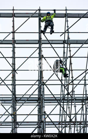 Gerüstbauer bei der Arbeit, eine große Gerüste, Arbeiten in großer Höhe, Stockfoto