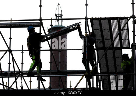 Gerüstbauer bei der Arbeit, eine große Gerüste, Arbeiten in großer Höhe, Stockfoto