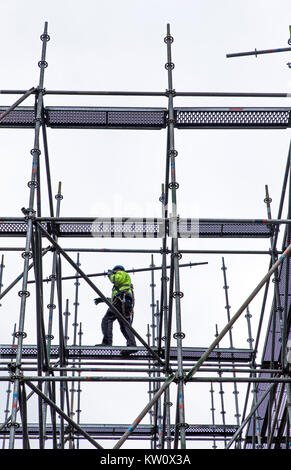Gerüstbauer bei der Arbeit, eine große Gerüste, Arbeiten in großer Höhe, Stockfoto