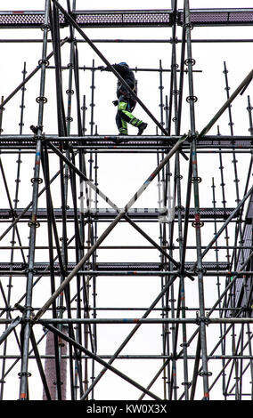 Gerüstbauer bei der Arbeit, eine große Gerüste, Arbeiten in großer Höhe, Stockfoto