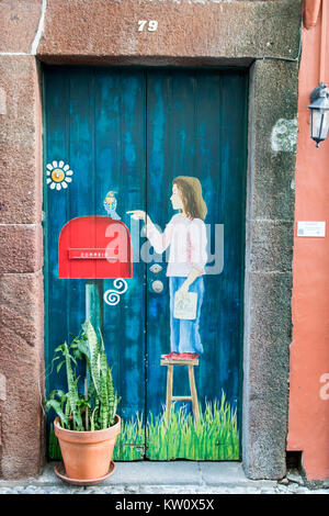 Ein junges Mädchen und Vogel auf der Mailbox street art auf Santa Maria Straße in der Altstadt, Funchal, Madeira, Portugal Stockfoto