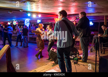 Austin, Texas - 13. Juni 2014: Country Music Band, und die Menschen tanzen in der gebrochen deutsch Dance Hall in Austin, Texas, USA Stockfoto