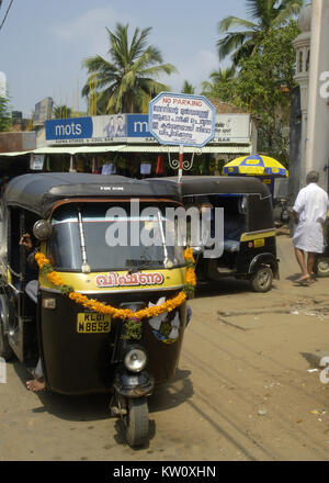 Tuk-tuks für Tarife auf einer Straße in Trivandrum, Kerala warten Stockfoto
