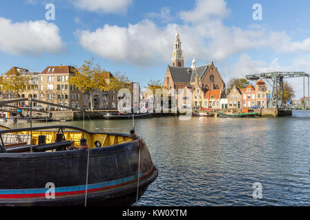 Blick über das Wasser auf der Marnixkade, Maassluis, Niederlande Stockfoto