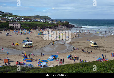 Menschen auf neue Polzeath Strand, Surfside, Cornwall, England, Großbritannien. Sommer. Body Boarding. Stockfoto