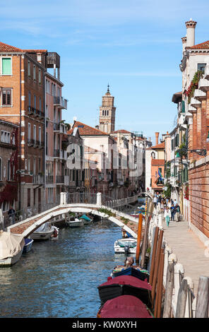 Blick über Rio de La Fornace Kanal in Venedig mit vielen Boote und Menschen flanieren an einem warmen sonnigen Tag Stockfoto