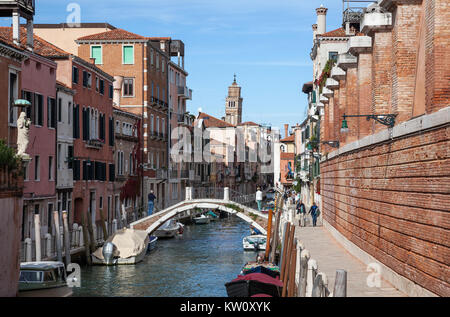 Blick über Rio de La Fornace Kanal in Venedig mit vielen Boote und Menschen flanieren an einem warmen sonnigen Tag Stockfoto