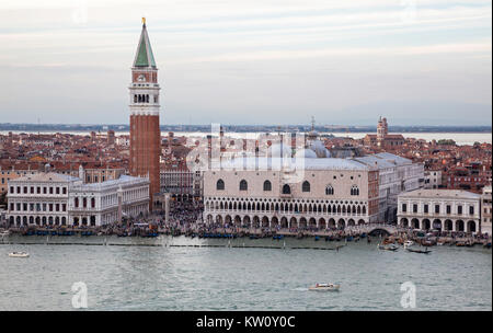 Blick auf den Markusplatz und den Dogenpalast aus dem Glockenturm von San Giorgio Maggiore in Venedig mit Massen von Touristen genießen den Abend Wärme Stockfoto