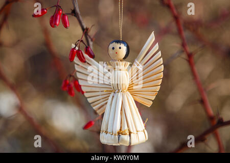 Christbaumschmuck aus Stroh. Handgefertigtes Produkt aus Stroh - Weihnachten Engel Stockfoto