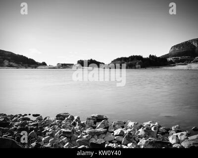 Rotes Haus auf dem Felsen in der Nähe des Wasser. Die meereslandschaft mit traditionellen Rot Weiß Holzhäuser auf der felsigen Insel. Stockfoto