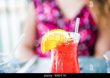 Makro Nahaufnahme von Iced Strawberry Daiquiri im Glas auf dem Tisch Stockfoto