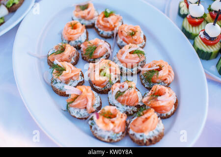 Snackh mit Lachs auf weiße Platten. Stockfoto