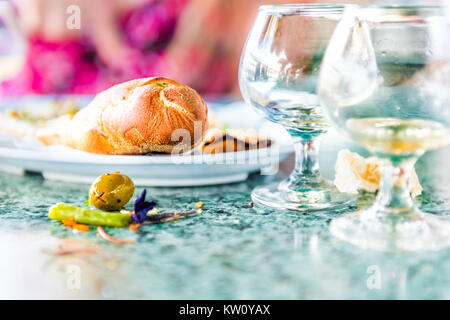 Nahaufnahme der Reste im restaurant am Tisch mit kleinen Glas Cognac Whisky rum Gläser und unordentliche verschmutzte Oberfläche, Brot Stockfoto